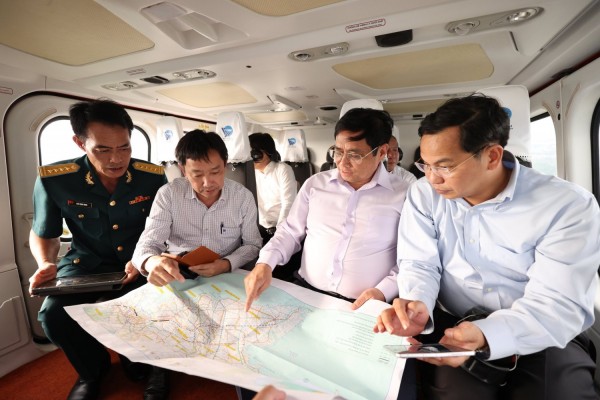Chùm ảnh: Thủ tướng khảo sát hướng tuyến 2 cao tốc tại ĐBSCL bằng trực thăng