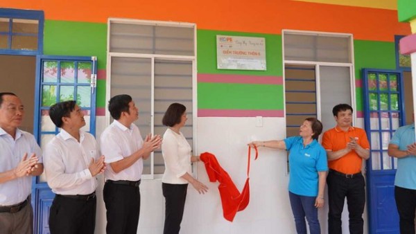 Đại diện UBND tỉnh Bình Phước, FPT, Quỹ Hy vọng trao biển biểu trưng công trình - Ảnh: VGP/HM