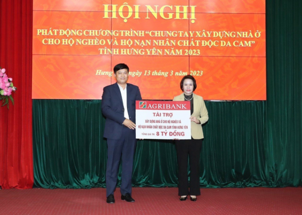 Tổng Giám đốc Agribank Phạm Toàn Vượng trao biểu trưng tài trợ cho Đại diện Ủy ban Mặt trận Tổ quốc Việt Nam tỉnh Hưng Yên