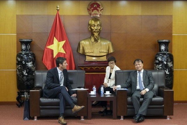 Thứ trưởng Bộ Công Thương Đỗ Thắng Hải (phải) đề nghị Google phối hợp và đẩy nhanh việc triển khai các dự án hợp tác nhằm tìm kiếm  và phát triển các nhà cung cấp tiềm năng tại Việt Nam. Ảnh: https://moit.gov.vn/