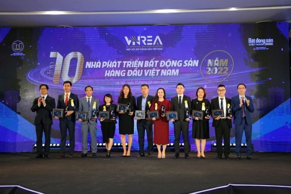 10 thương hiệu dẫn đầu Việt Nam 2022, đó là: Vinhomes, Sun Property, Masterise Homes, Tập đoàn Novaland, Tập đoàn Ecopark, Công ty TNHH Đầu tư Bất động sản Dojiland, T&T Group, Hưng Thịnh Land, Tập đoàn Geleximco, Tập đoàn Bất động sản Bcons.