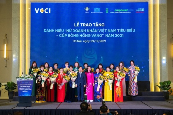 Lễ trao tặng danh hiệu: “Nữ doanh nhân Việt Nam tiêu biểu – Cúp Bông Hồng Vàng” 2021. Ảnh: VWEC