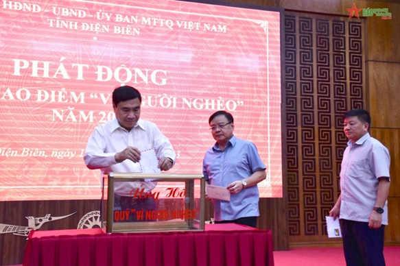 Các đồng chí lãnh đạo tỉnh Điện Biên tham gia ủng hộ Quỹ “Vì người nghèo” năm 2023 (Theo qdnd.vn)